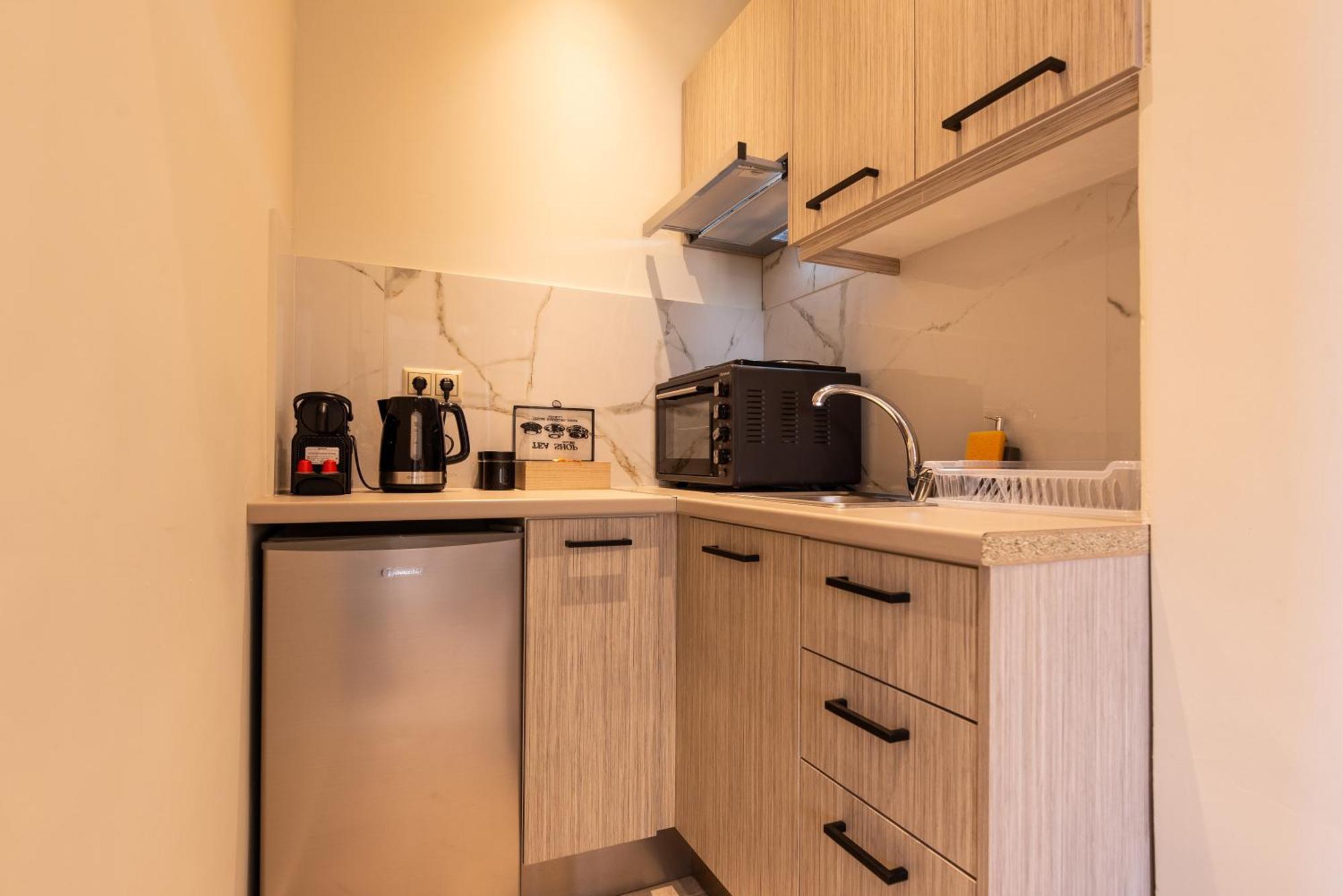 Demi'S Apartments Near Athen'S Airport アルテミダ エクステリア 写真